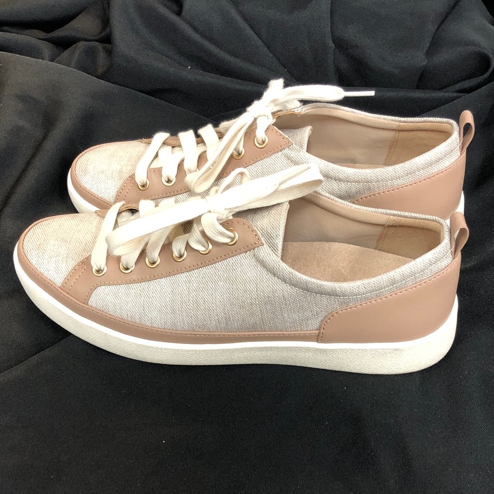 Women's Vionic Winny Casual Lace-up tennis shoes Sz 10 gently used